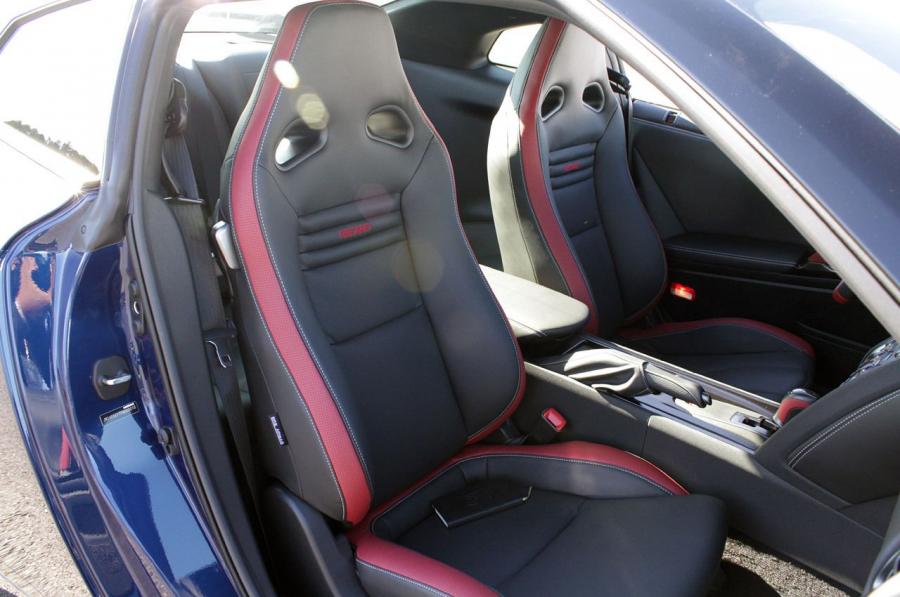  Nissan GT-R 2015 года  (фото 42 из 56)